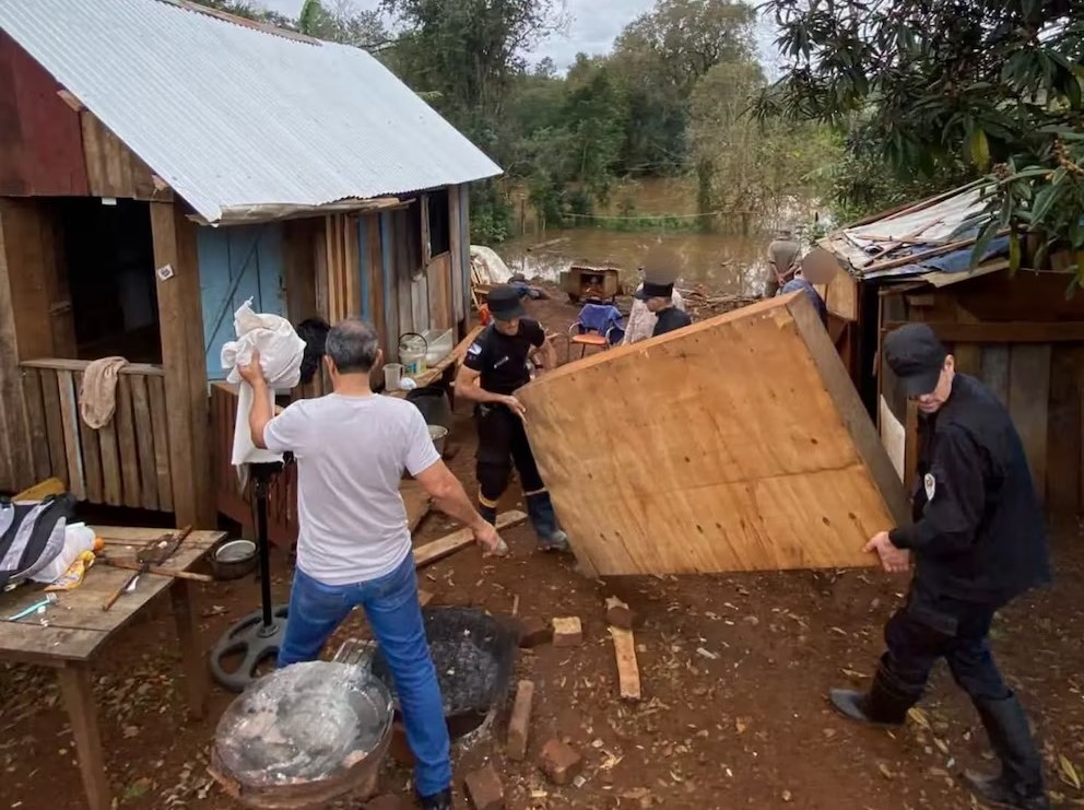 La crecida del río Uruguay obligó a evacuar familias y cerrar la Garganta del Diablo en Misiones