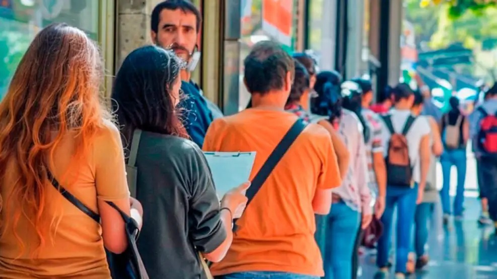 Crisis de empleo: el sector privado registrado acumuló un año de caídas