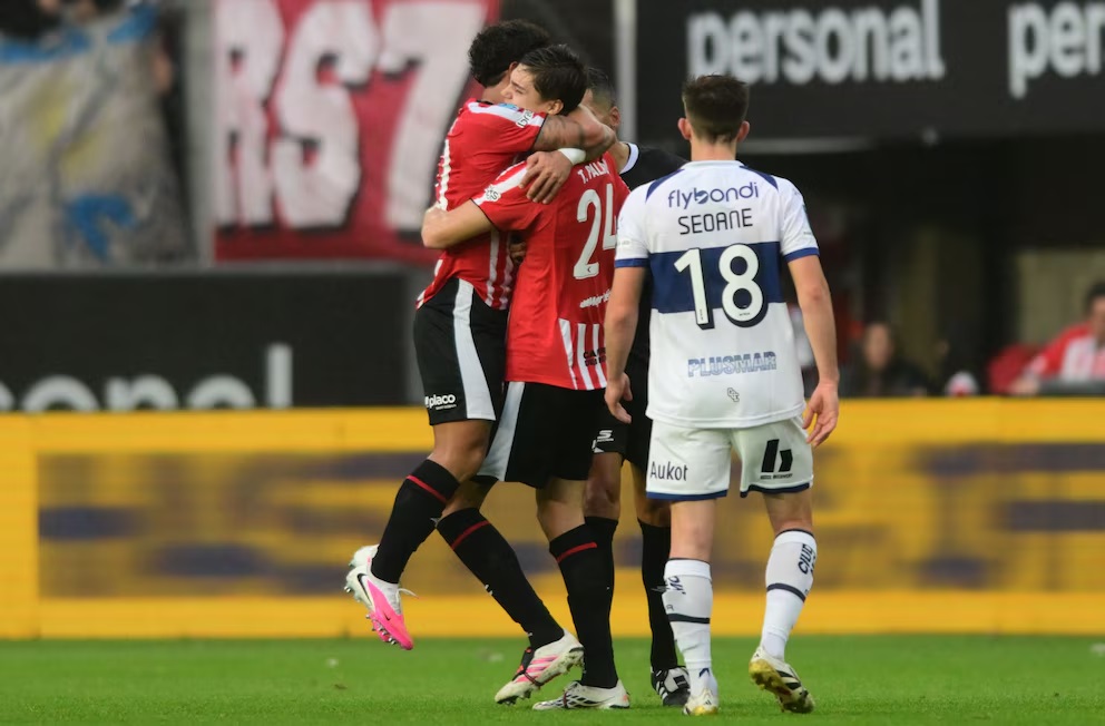 Estudiantes goleó 4-0 a Gimnasia y se quedó con un clásico de La Plata inolvidable