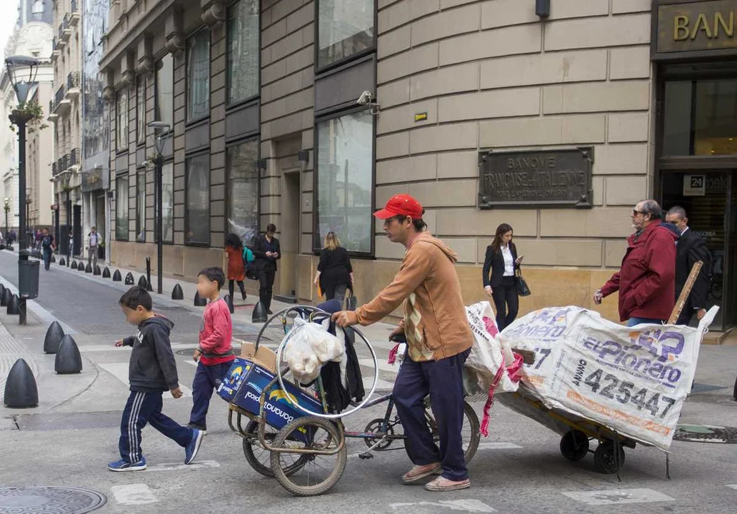 Cuatro de cada diez chicos viven en hogares que no pueden comprarles ropa ni calzado