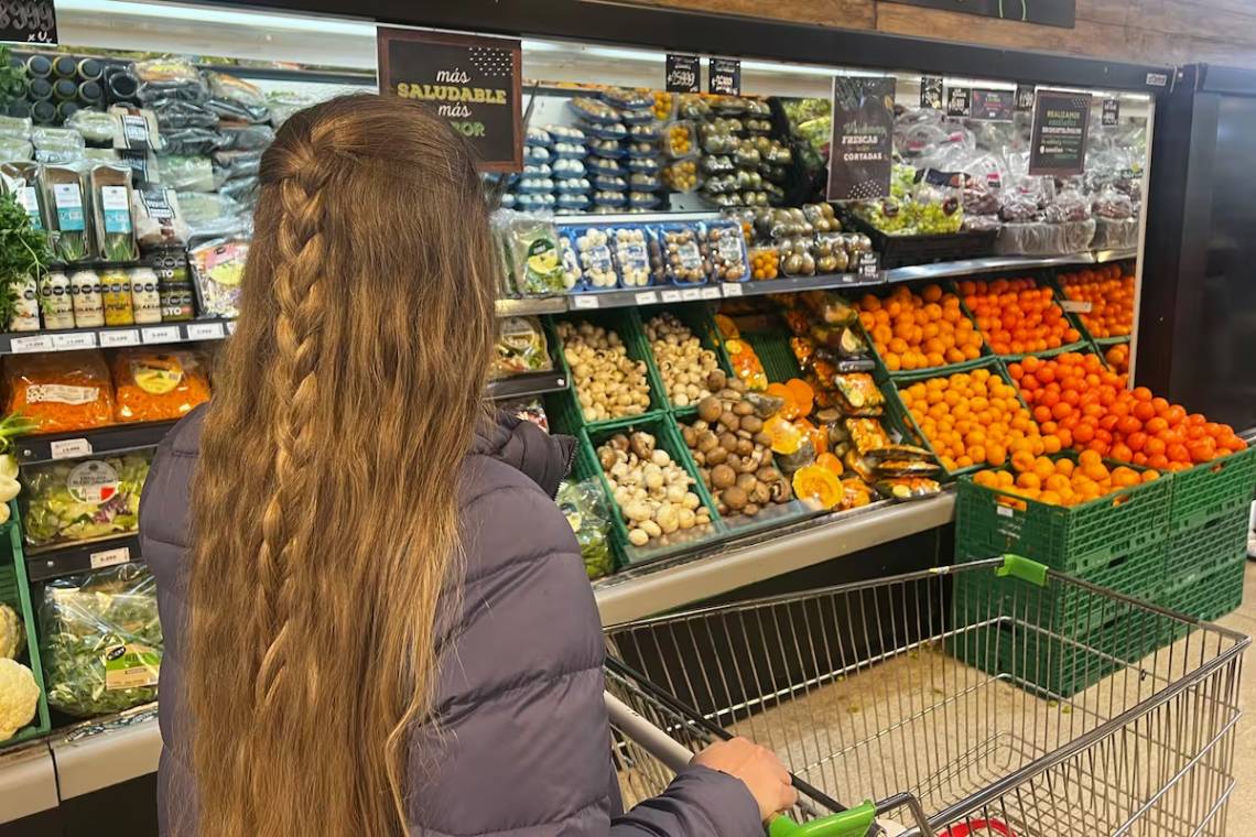 El consumo masivo mejoró levemente en julio, pero cayó 2,6% interanual