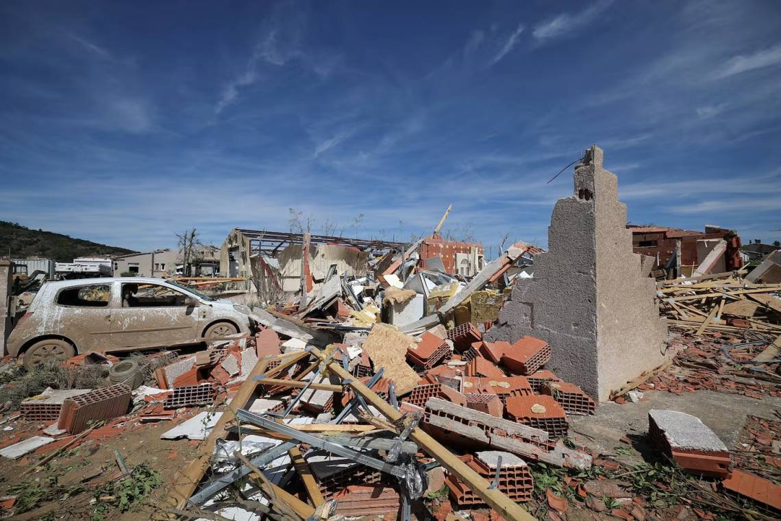 Un tornado arrasó un pueblo de Francia en dos minutos: 39 heridos y cientos de casas destruidas