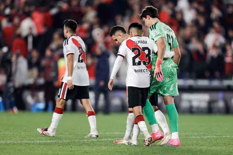 Duro golpe para River: quedó eliminado de la Sudamericana tras perder por penales en el Monumental