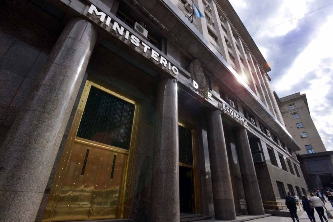 El Gobierno recortó 8% el gasto público en agosto y profundizó el ajuste sobre las provincias