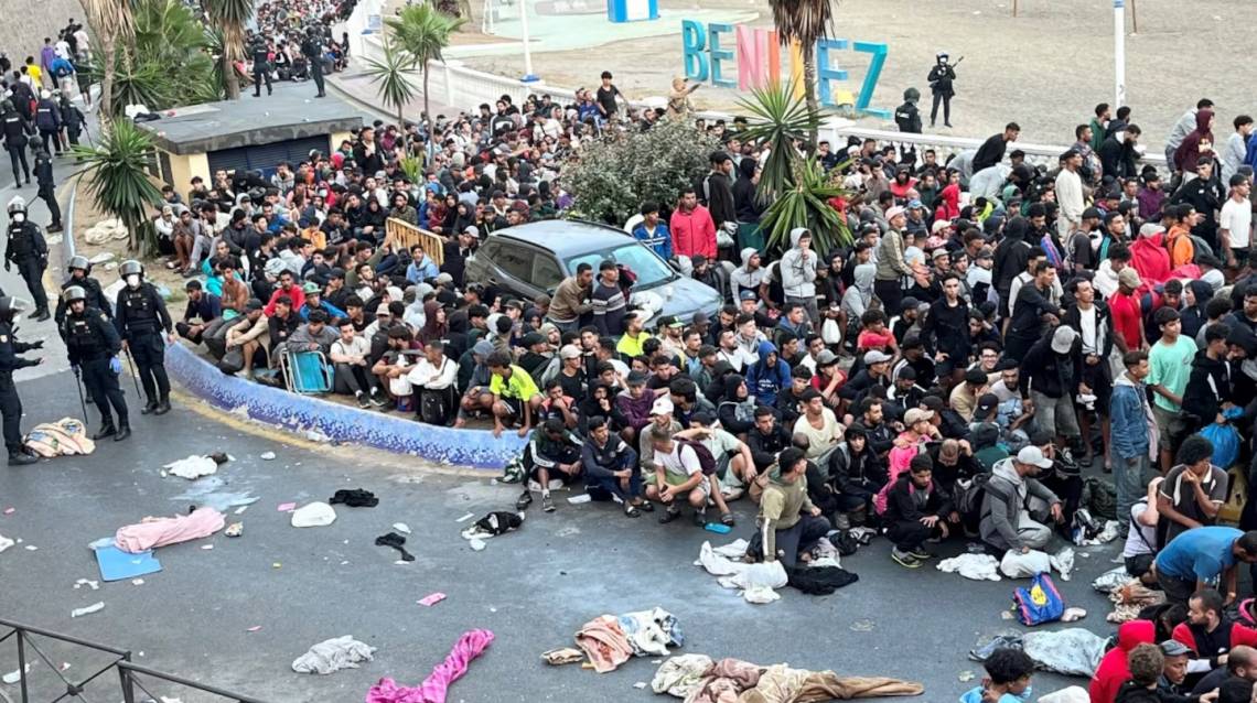 España comenzó a trasladar a miles de migrantes desde las playas de Ceuta a un campamento temporal