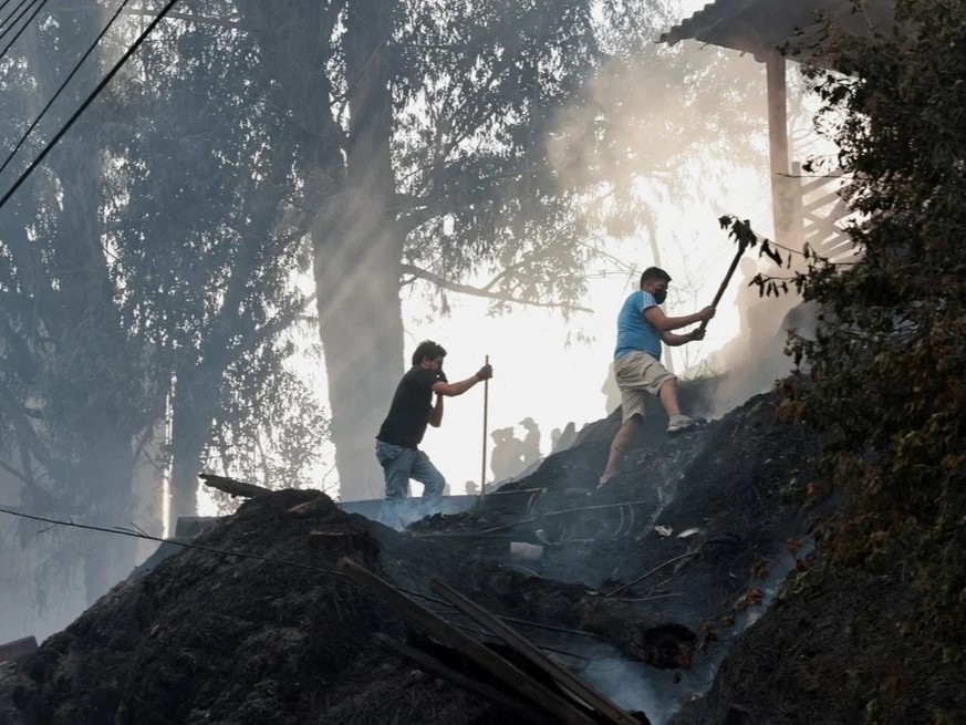 Quito, en alerta por los incendios forestales: un foco afectó 200 hectáreas y obligó a evacuar a 48 personas