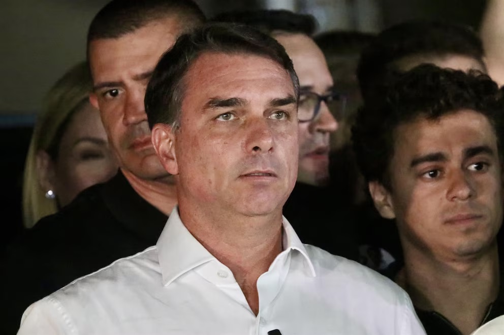 Flávio Bolsonaro abandonó Brasil tras la derrota electoral y viajó a Estados Unidos
