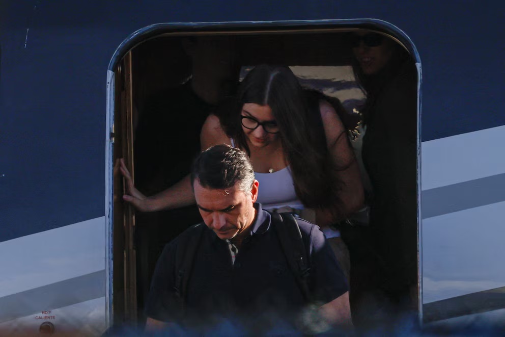 Flávio Bolsonaro aterrizó en Miami tras huir de Brasil a través de Argentina