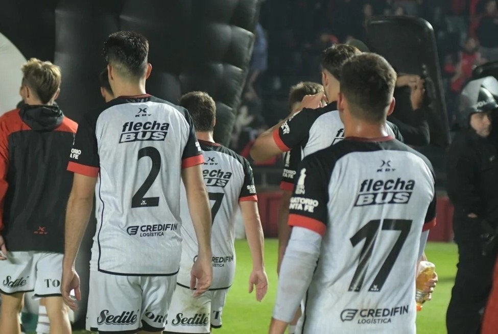 Colón cayó 1-0 ante Defensores de Belgrano y profundizó su mal momento