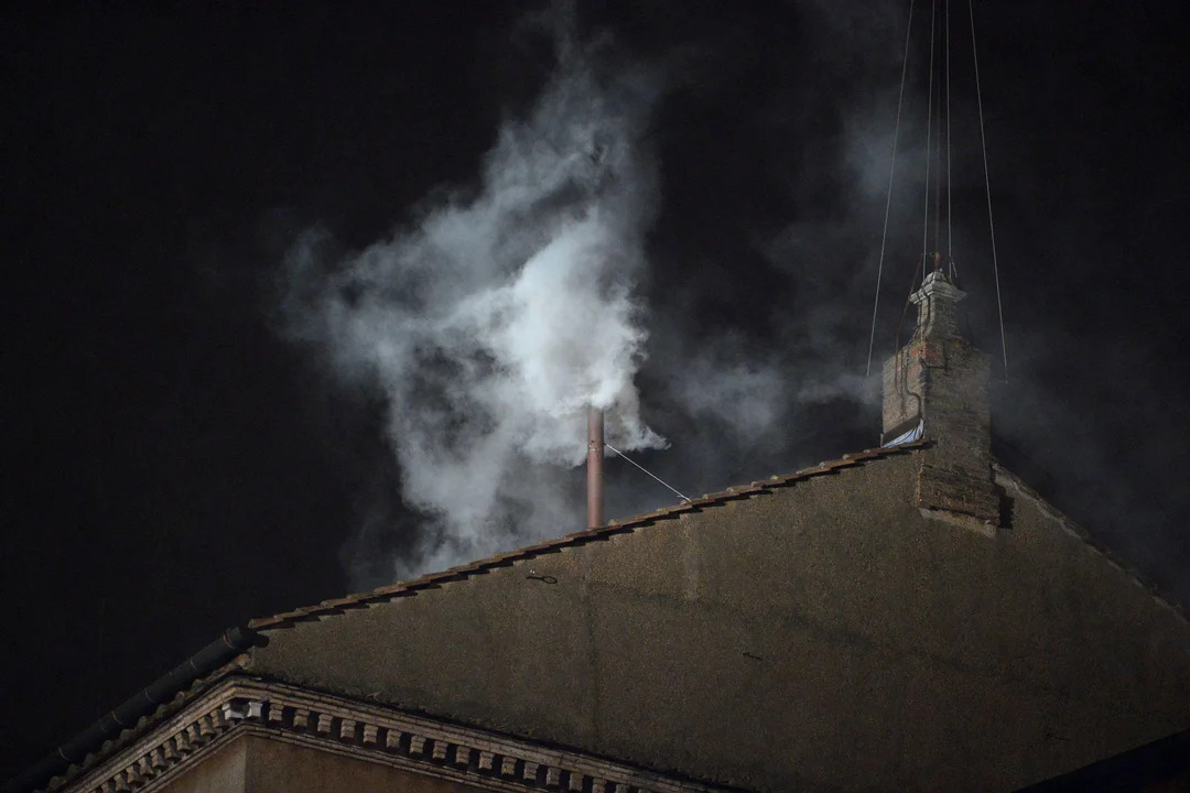 El Vaticano ya instaló la chimenea en la Capilla Sixtina para el cónclave