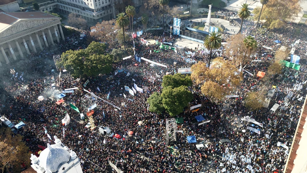 Masiva movilización en Plaza de Mayo para apoyar a Cristina Kirchner