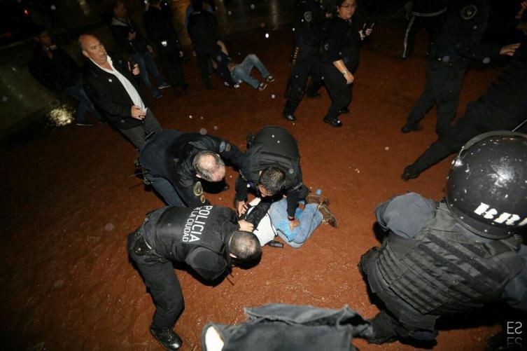 Reprimieron a docentes cuando instalaban una carpa frente al Congreso