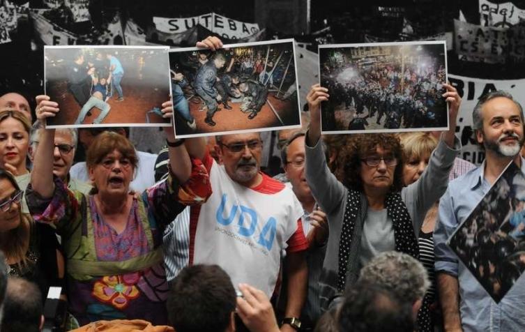 Referentes de gremios docentes dieron una conferencia de prensa este lunes. (Foto: Clarín)