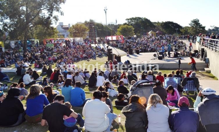 Este domigno, payasos y acróbatas en el anfiteatro