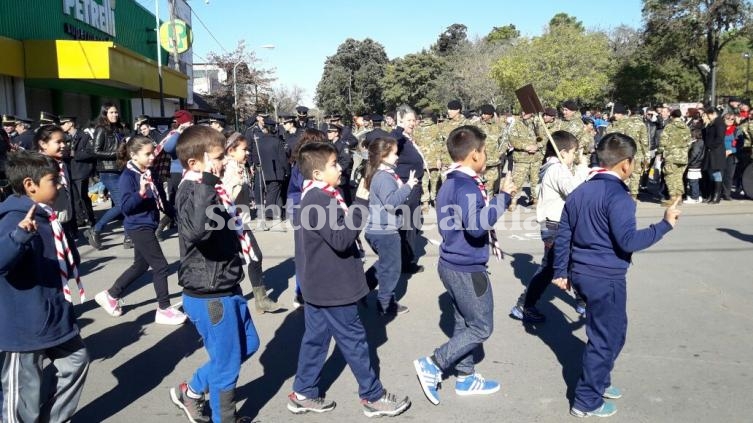 La ciudad celebró el Día de la Bandera con un desfile cívico militar