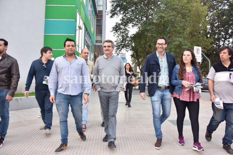 Agustín Rossi recorrió comercios junto a Rodrigo Alvizo