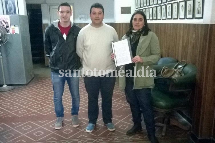 Bonello exhibe la nota que presentó en el Concejo.