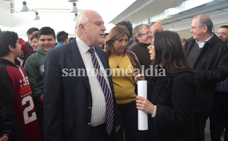 Lifschitz y Qüesta, durante recorrida a la Escuela 614. (Foto: Municipalidad de Santo Tomé)