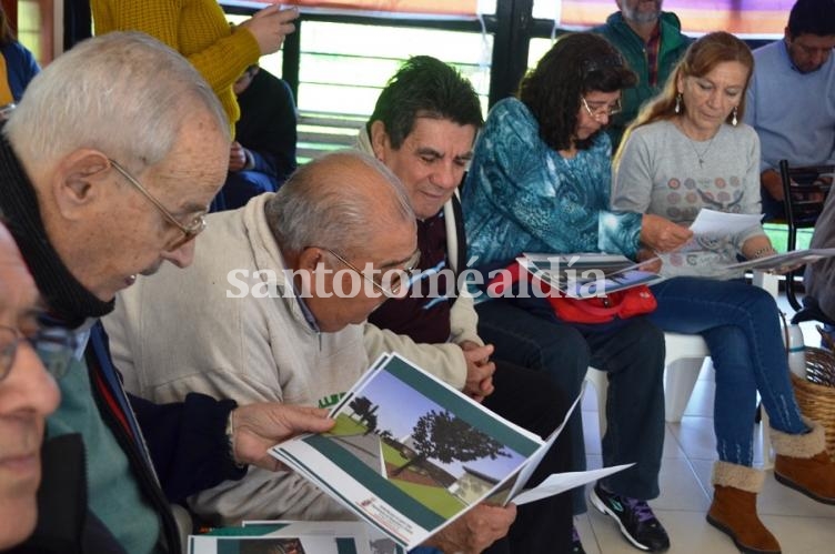 Días atrás se presentó el proyecto de construcción de una cancha de bochas. (Foto: Municipalidad de Santo Tomé)