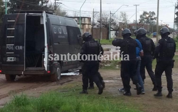 Detienen a un hombre armado en República de Chile al 3100