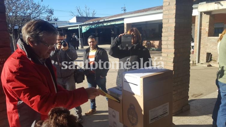 Lavatiatta, uno de los primeros candidatos en emitir su voto