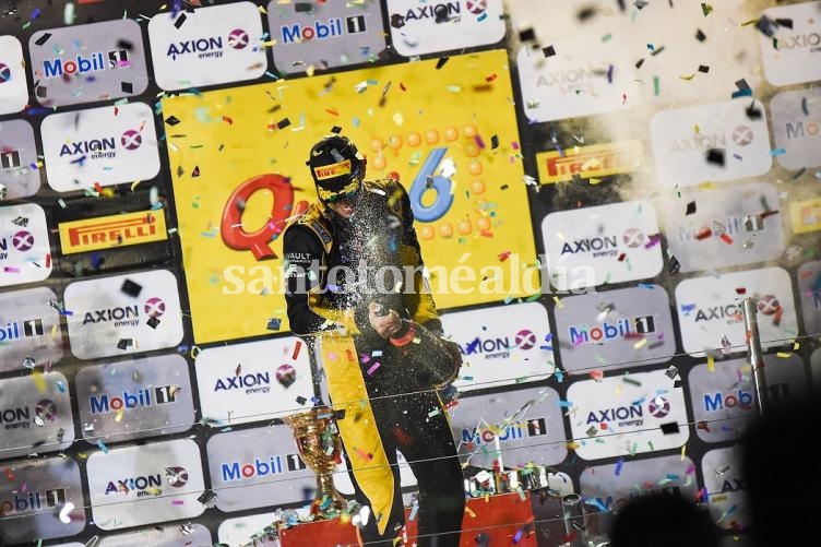 El vencedor celebra en el podio. (Foto: Municipalidad de Santa Fe)