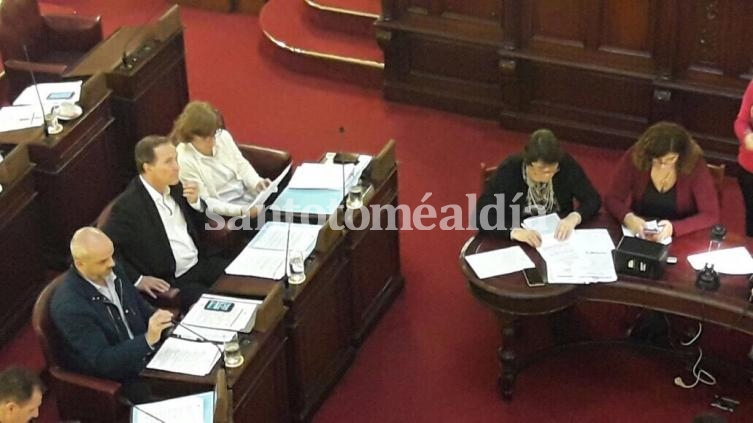 Diputados pide conocer el costo del agua producida por los acueductos