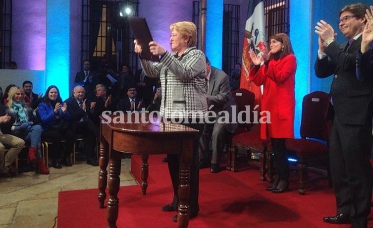 Chile: La historia detrás del matrimonio igualitario que impulsa Bachelet