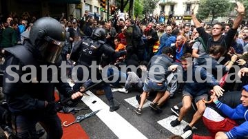 Serios incidentes en Cataluña por el referéndum. Foto: Adrián Quiroga - La Nación 