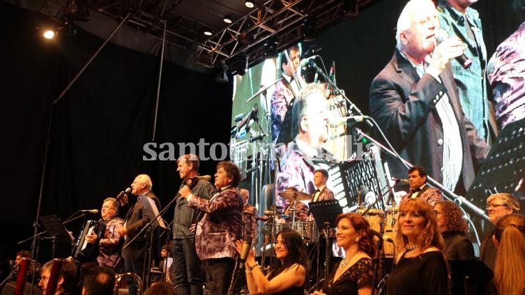 Ante 90 mil personas, Los Palmeras brillaron junto a la Filarmónica Provinial