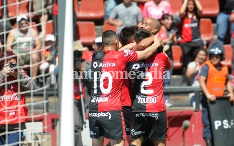 Colón ganó y pelea arriba.