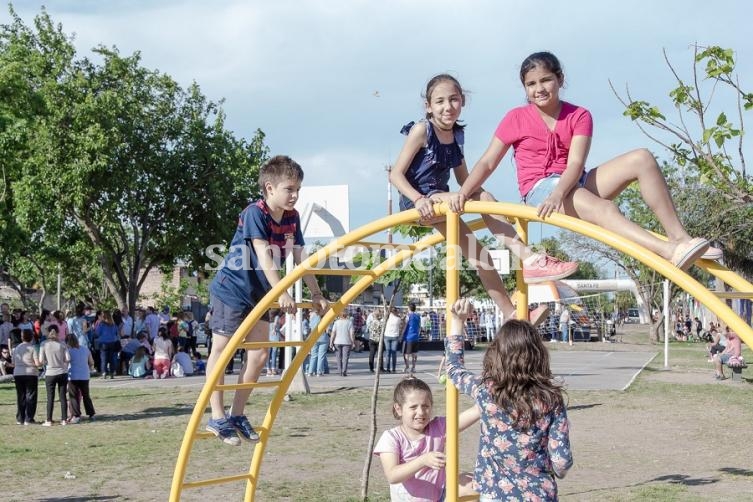 Santa Fe: Cientos de vecinos disfrutaron de una fiesta popular en el Paseo Verde Escalante