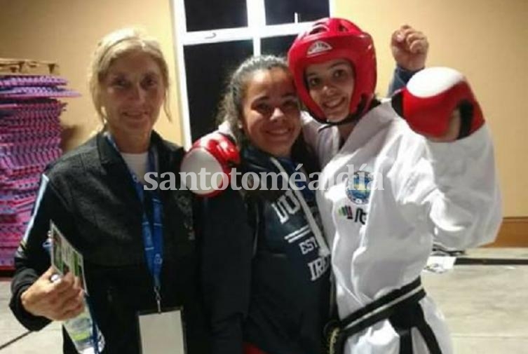 Indira junto a su madre y entrenadora, felices por la performance lograda en Dublin. (Foto: Gentileza Club Alianza)