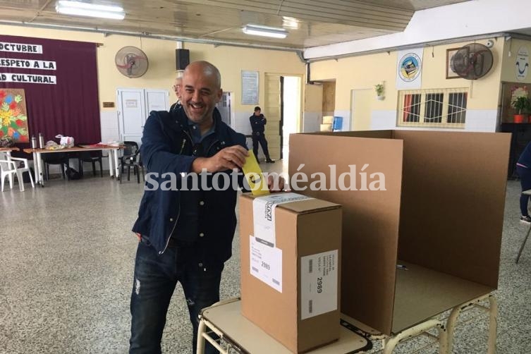 Palo Oliver votó y mostró su alegría por hacerlo. 