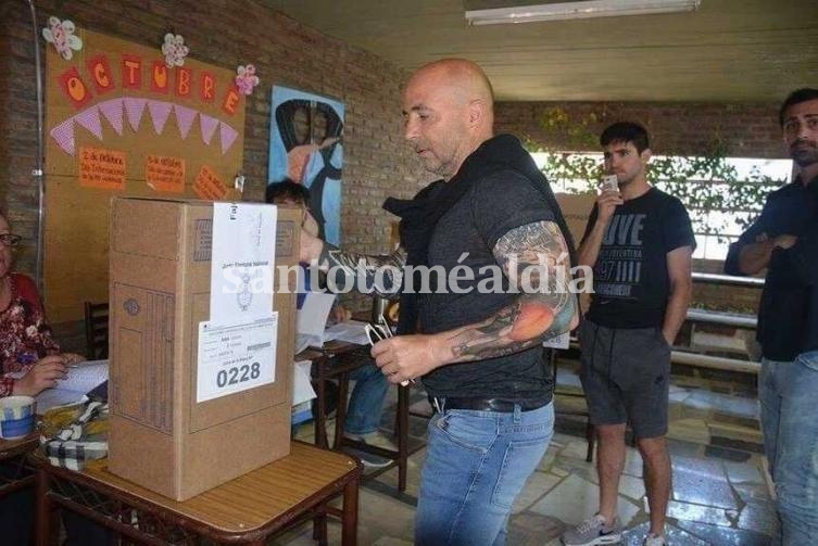 El DT de la selección votó en la ciudad de Casilda.