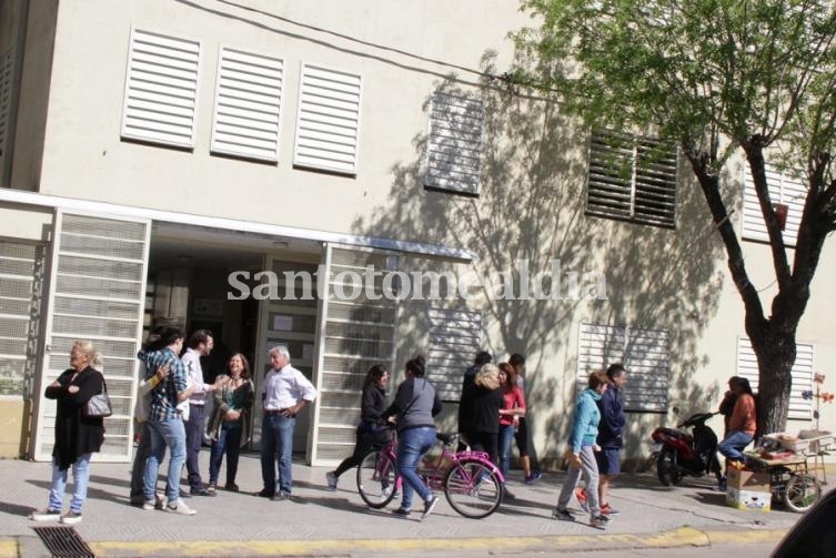 Movimiento en las escuelas locales habilitadas como centro de votación. (Foto: Susana Bedetti)