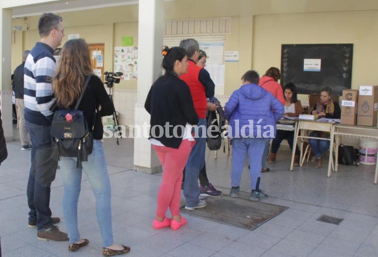 En nuestra ciudad los comicios se desarrollaban sin inconvenientes. (Foto: Susana Bedetti)