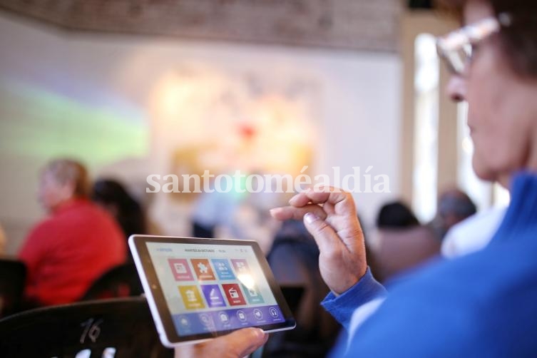Santa Fe: Entregan tablets a adultos mayores 