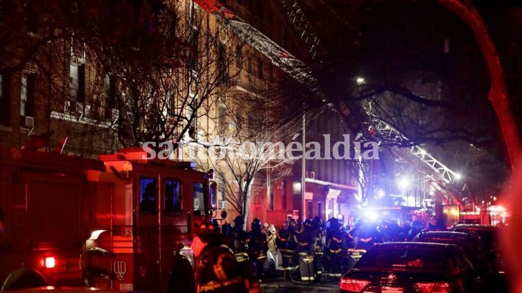 Un incendio dejó un saldo de, al menos, 12 muertos y cuatro heridos graves en Nueva York.