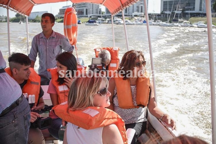 Andrea Valsagna brindó el informe en el catamarán Costa Litoral. (Foto: Municipalidad de Santa Fe)