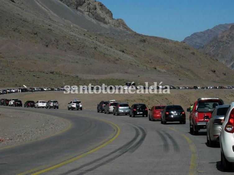 Largas colas y demoras para cruzar a Chile.