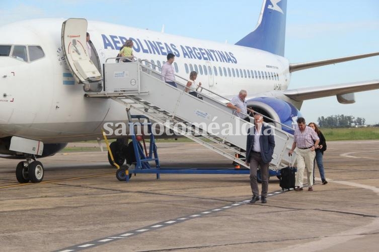 Pasajeros descienden del primer vuelo que llegó a Sauce Viejo tras siete meses.