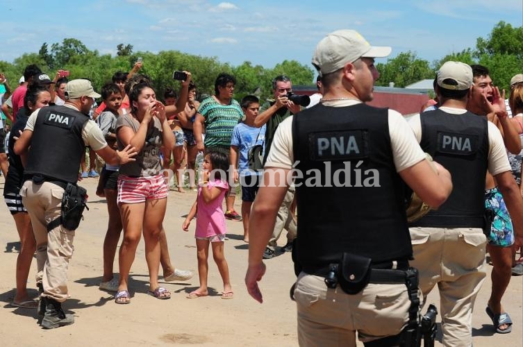 Vecinos de Alto Verde se convocaron frente a la casa donde intentaba guarecerse el atacante.