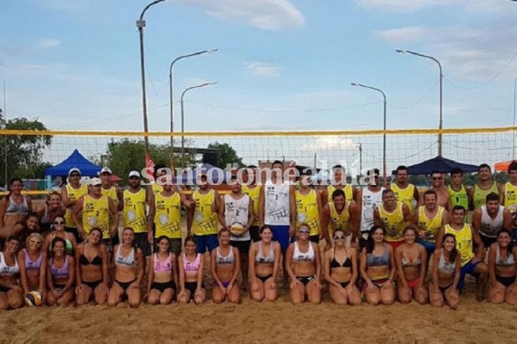 Buen nivel de beach vóley en el balneario Don Roque.