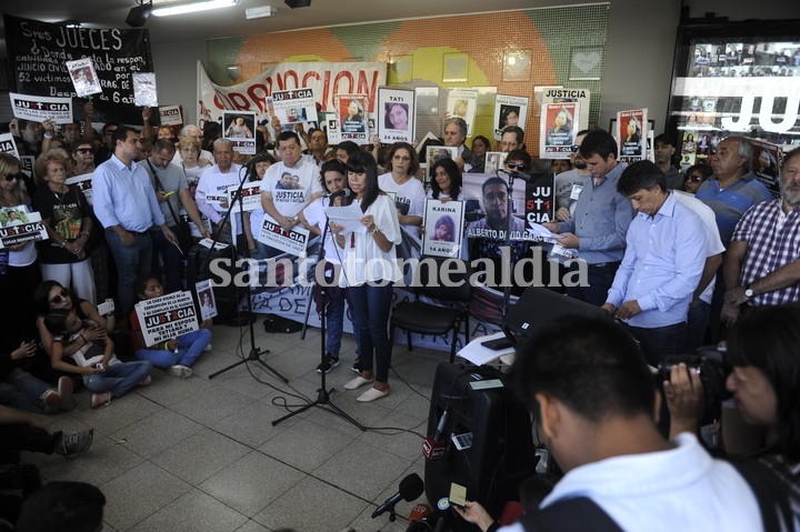 Familiares de las víctimas se reunieron en el lugar del accidente. (Foto: Clarín)