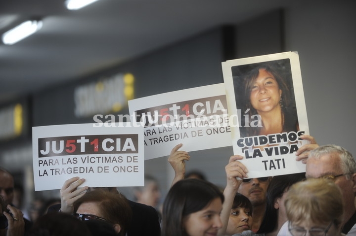 Familiares de las víctimas se reunieron en el lugar del accidente. (Foto: Clarín)