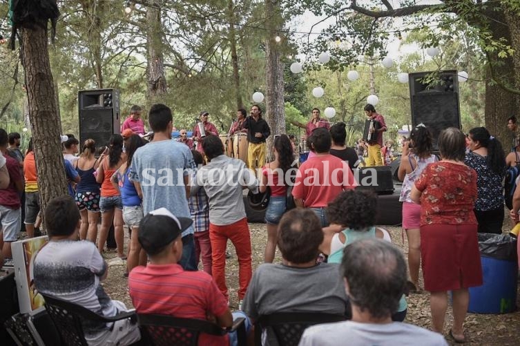 Cientos de familias disfrutaron de la tarde de sábado en el Jardín Botánico. (Foto: Municipalidad de Santa Fe)