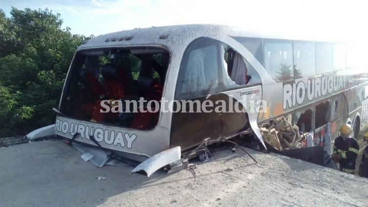 Entre Ríos: dos muertos al despistar un micro que llevaba un equipo infantil de fútbol
