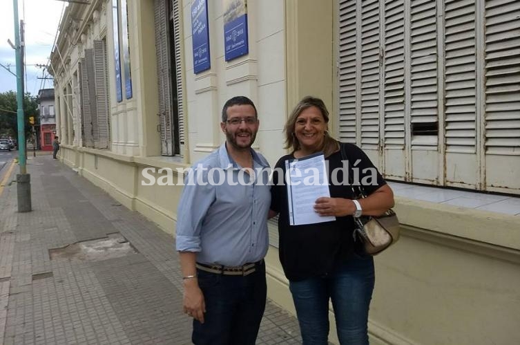 Giménez visitó la escuela Juan de Garay y entregó el proyecto a su directora.