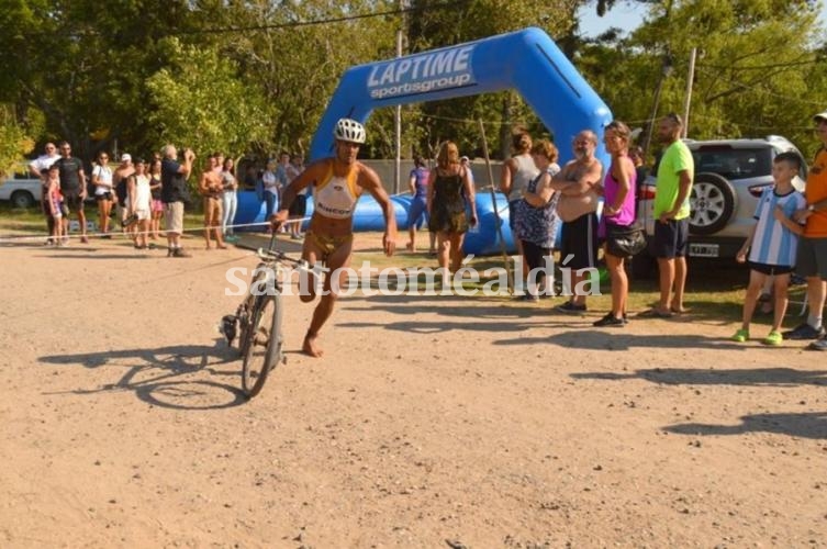 Más de 100 deportistas participaron del segundo tiratlón Islas de Sauce Viejo.
